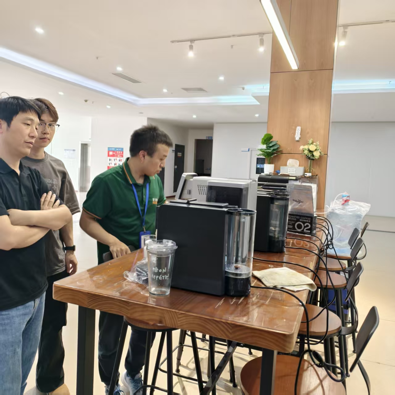 Генералният мениджър на Aosom E-COMMERCE INC. Tang посещава Seaver и инспектира напълно автоматична кафе машина SV205